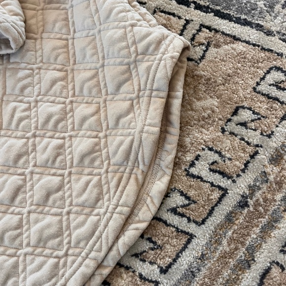 Tuckernuck Tnuck Sport cream sandy colored Quilted Funnel Pullover. - Picture 7 of 11